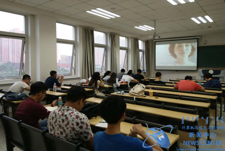 观影现场 计算机学院 王浩东 摄