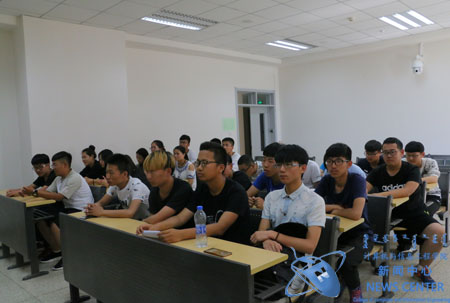 同学们认真听讲 计算机学院 祁铭星 摄