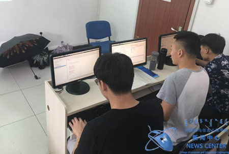 同学们认真学习 计算机学院 冯柏杨 摄