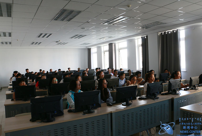 同学们认真听讲 计算机学院 冯涛 摄