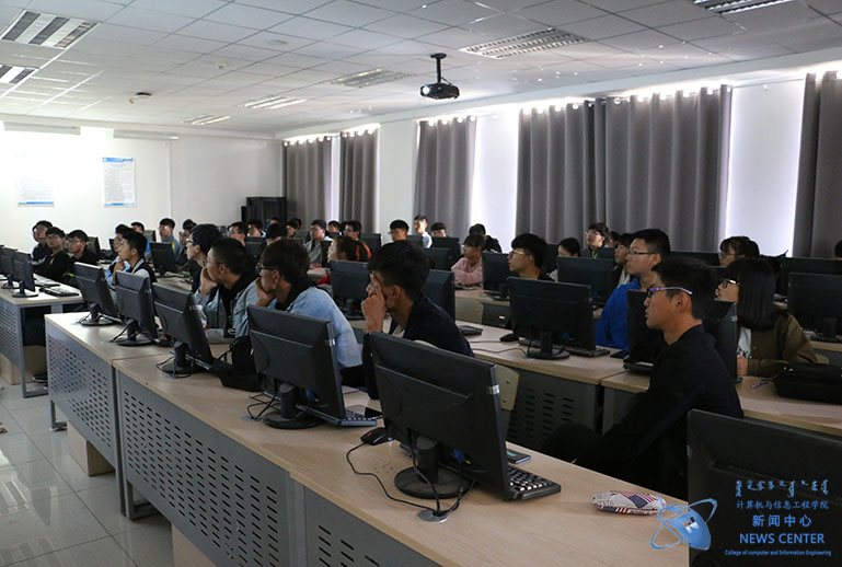 同学们认真听讲 计算机学院 王晓 摄