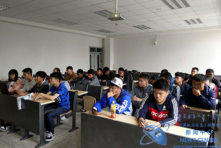 同学们认真听讲 计算机学院 姜禄 摄