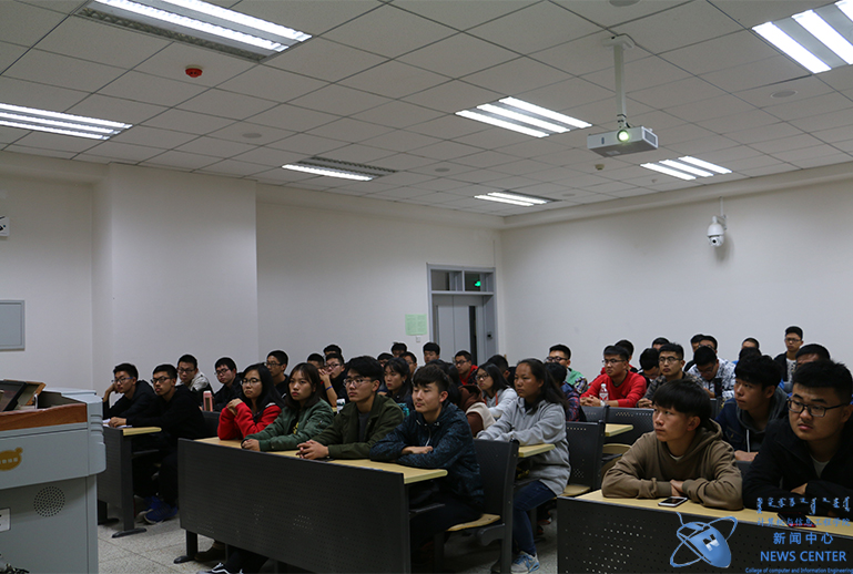 同学们认真听讲 计算机学院 王佳琦 摄