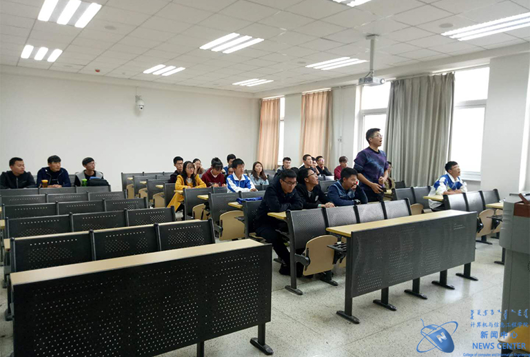 同学们积极发言 计算机学院 赵鹏 摄