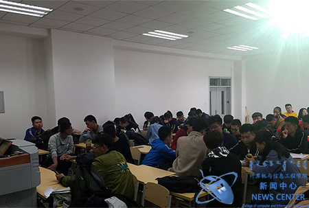 同学们积极讨论 计算机学院 王朴 摄