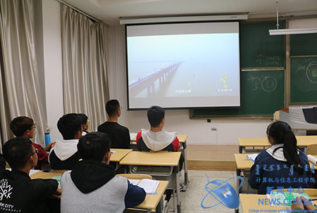 同学认真观看 计算机学院 赵鹏 摄