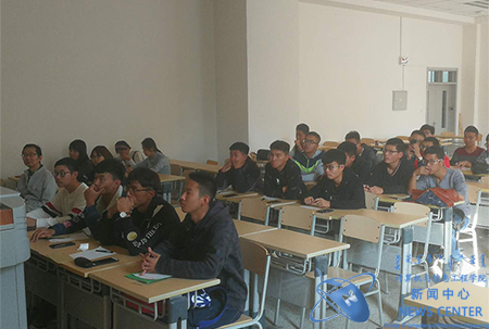 同学们认真听讲 计算机学院 秦路奇 摄