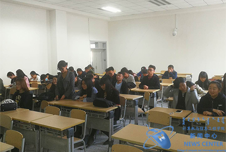 同学们认真听讲 计算机学院 秦路奇 摄