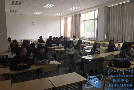 同学们认真听讲 计算机学院 王朴 摄