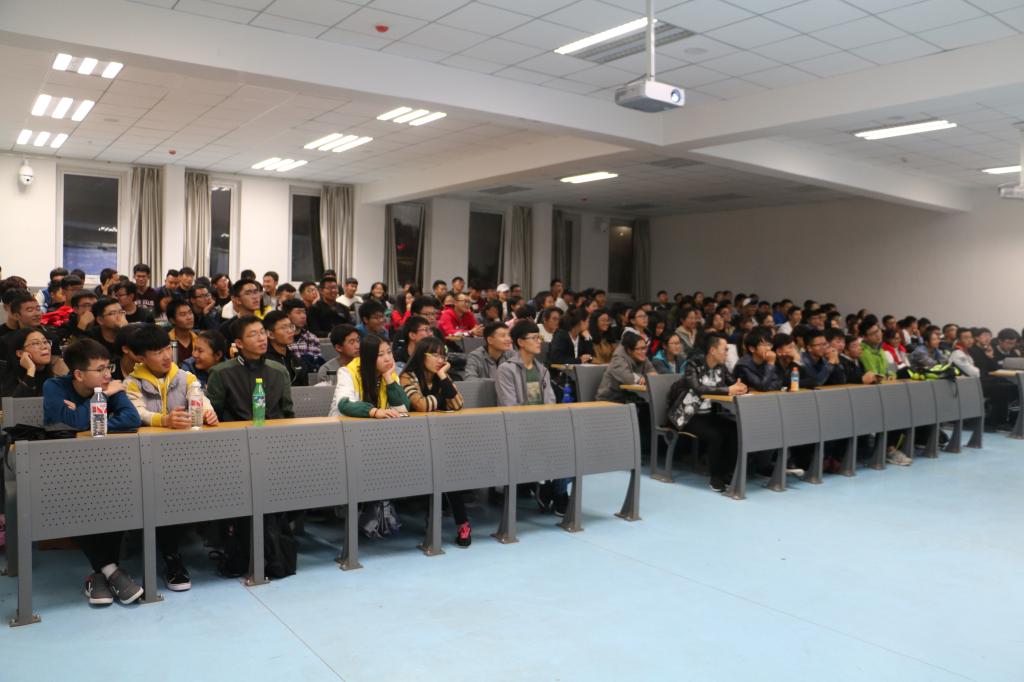 同学们认真听讲 计算机学院 李淑贞 摄