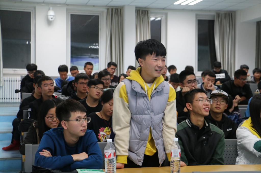 同学们回答问题 计算机学院 李淑贞 摄