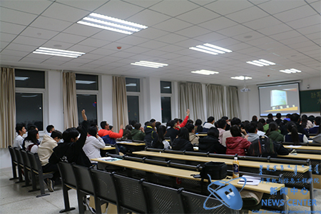 同学们积极回答问题 计算机学院 王佳琦 摄