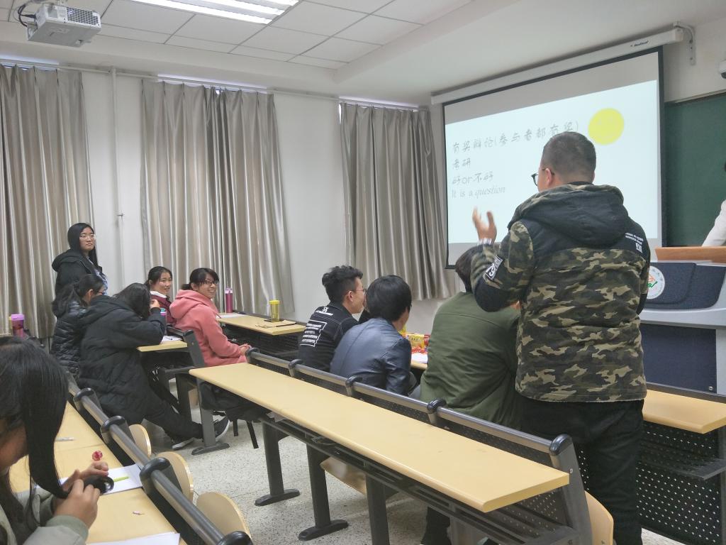 同学们进行激励的辩论 计算机学院 崔鑫瑶 摄