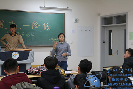 班主任上台发言 计算机学院 吕晓煊 摄