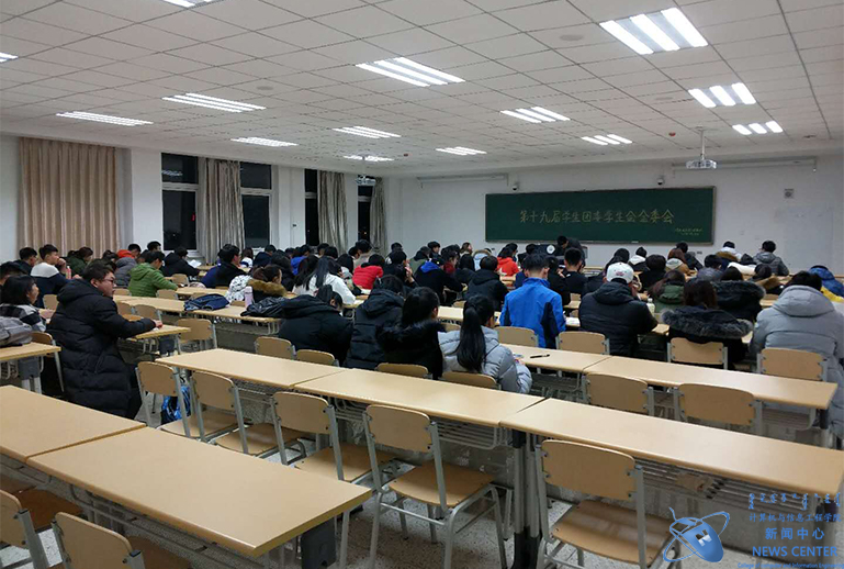 全体学生认真听讲 计算机学院 姜禄 摄