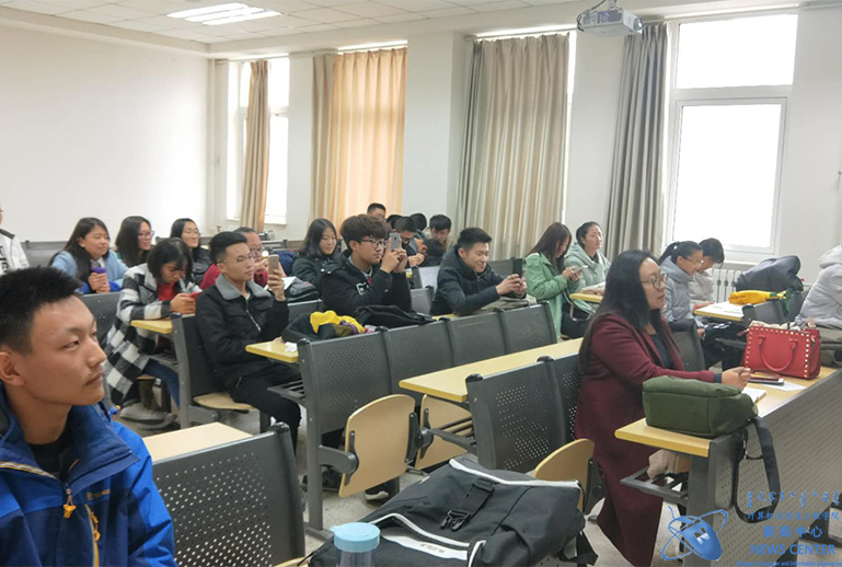 同学们认真听讲 计算机学院 舒丽伟 摄