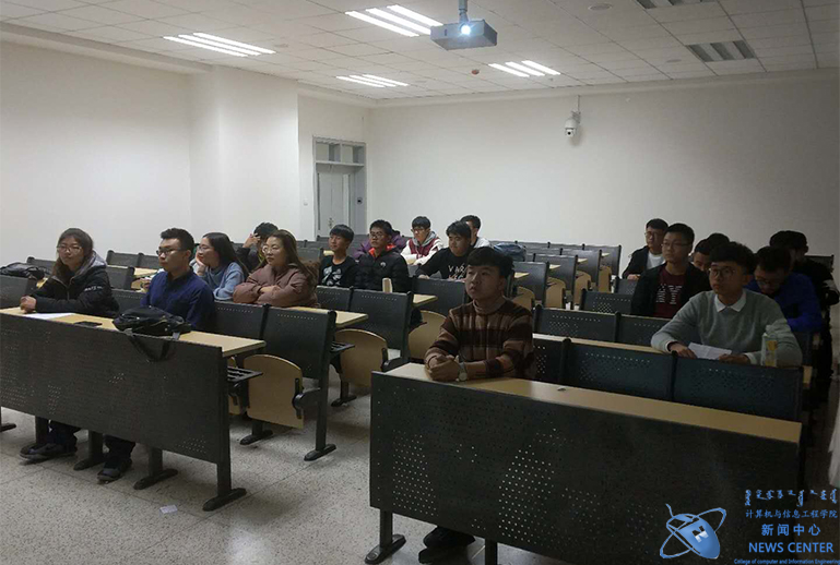 同学们认真听讲 计算机学院 姜禄 摄
