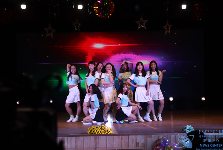 男女合舞 计算机学院 姜禄 摄