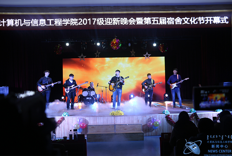 公路之歌 计算机学院 姜禄 摄