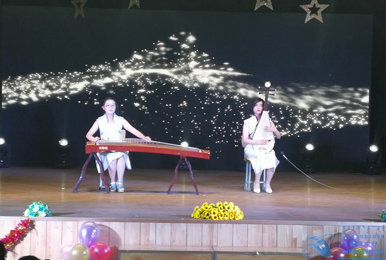 乐器演奏 计算机学院 姜禄 摄