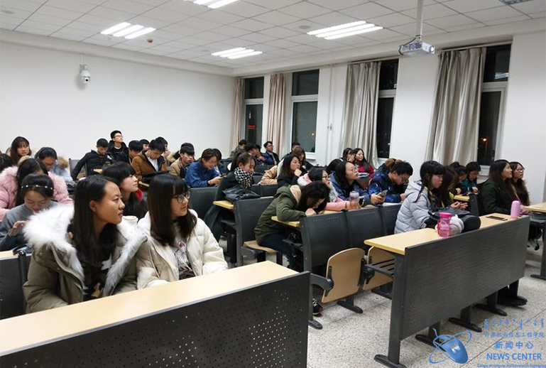 同学认真听讲 计算机学院 王晓 摄