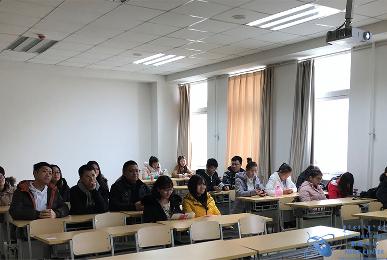 同学们认真听讲 计算机学院 赵鹏 摄