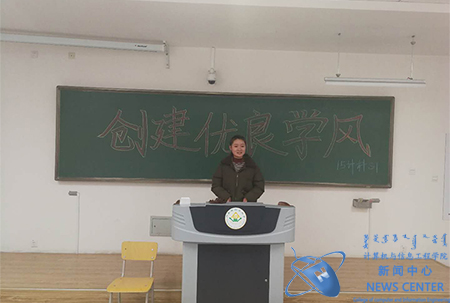 同学上台发言 计算机学院 秦路奇 摄