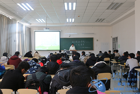 同学们观看PPT 计算机学院 王晓 摄