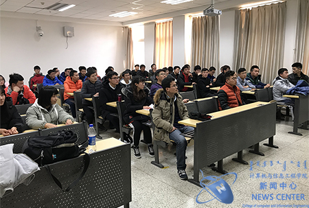同学们认真听讲 计算机学院 赵鹏 摄