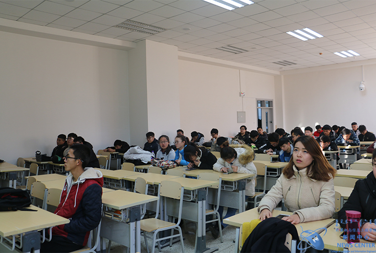 同学们认真听讲 计算机学院 王晓 摄
