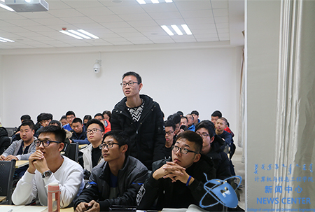 同学回答问题 计算机学院 王佳琦 摄