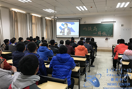同学们观看影片 计算机学院 赵鹏 摄