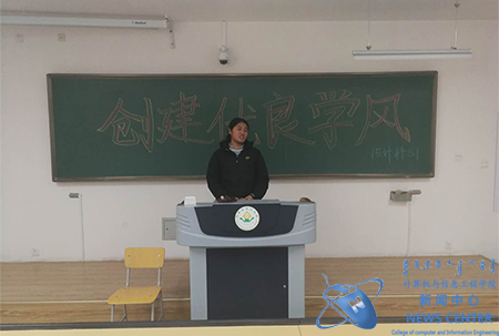 同学上台发言 计算机学院 秦路奇 摄