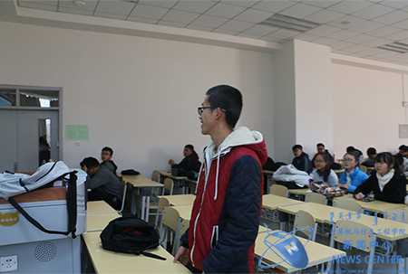 同学回答问题 计算机学院 王晓 摄