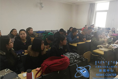 同学们认真听讲 计算机学院 秦路奇 摄