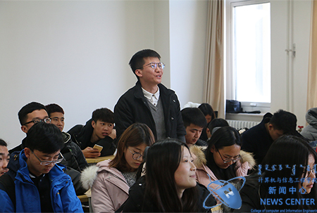 同学积极回答问题 计算机学院 姜禄 摄