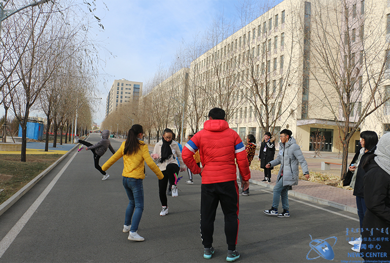 同学们参加比赛 计算机学院 王佳琦 摄
