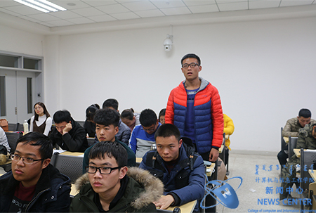 同学积极发言 计算机学院 王佳琪 摄